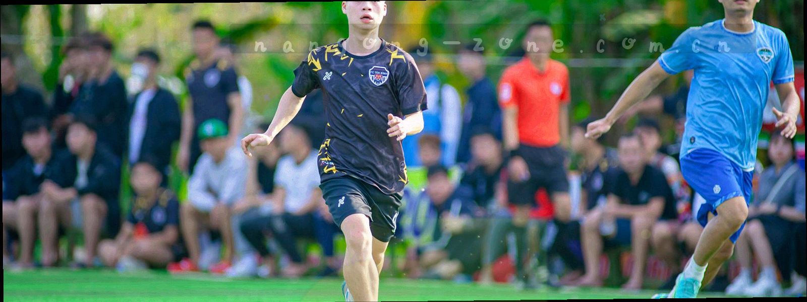 深墨蓝底色上的极细网格与线条抽象纹理，不含文字