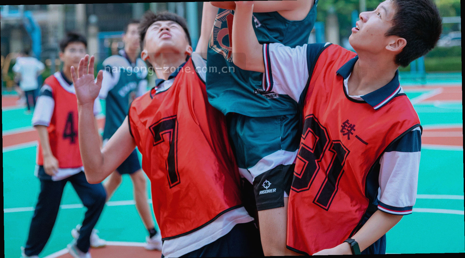 球场边线俯拍视角与摊开的纸质数据表格并置的画面